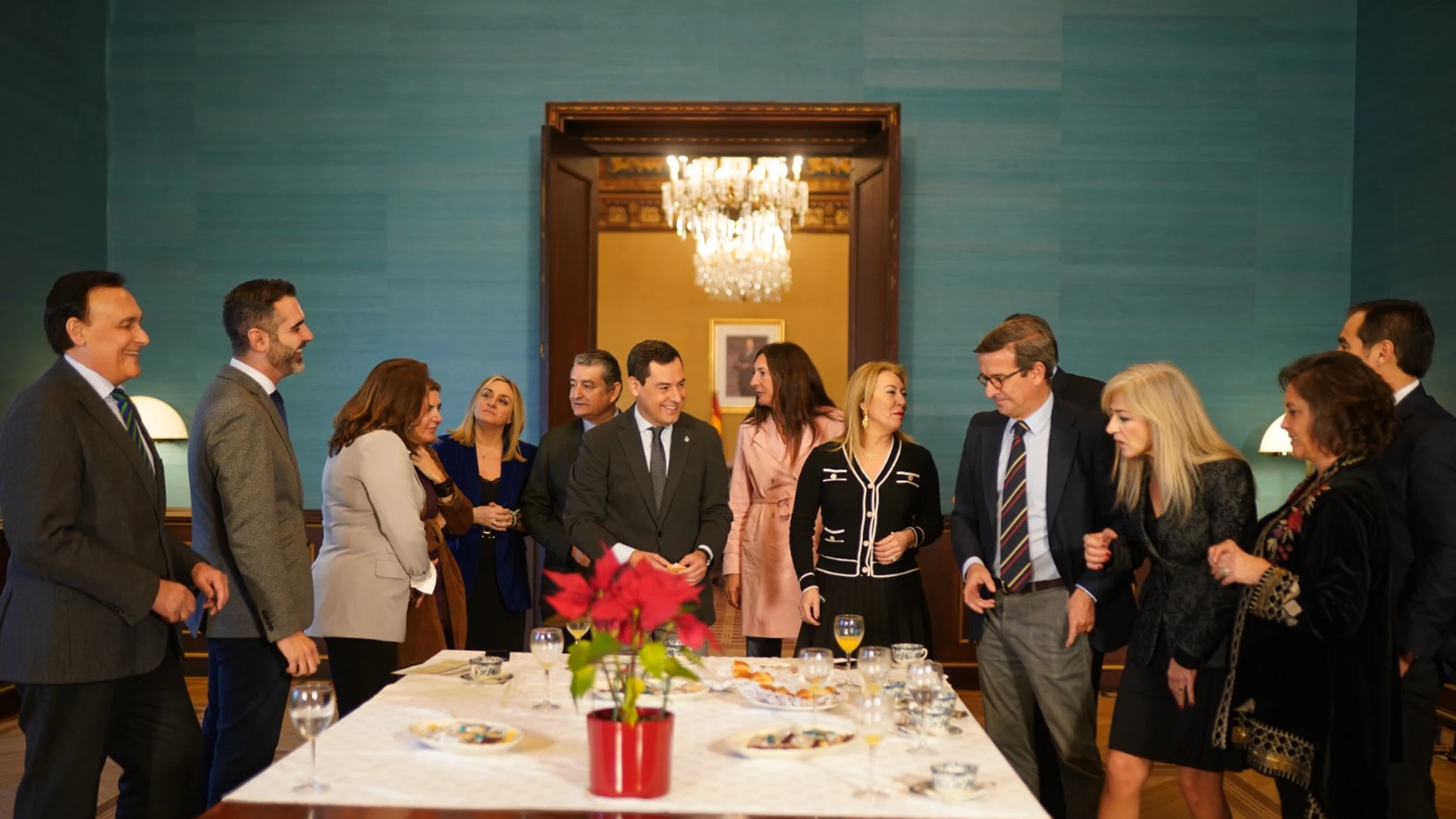 Juanma Moreno, con los consejeros, en el último Consejo de Gobierno del año