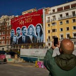 Cartel colgado en un edificio de la calle Ferraz de Madrid en alusiones al Gobierno de coalición del PSOE con el lema “La coalición de gobierno seguro que les desea Feliz 2023”