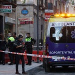 Agentes de la Ertzaintza y la Policía Municipal inspeccionan un bar del barrio de San Francisco en Bilbao en el que una mujer ha sido asesinada este miércoles por un hombre
