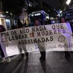 Un grupo de personas se concentraron para protestar por el repunte de asesinatos machistas este mes portan una pancarta, frente al Ministerio de Justicia