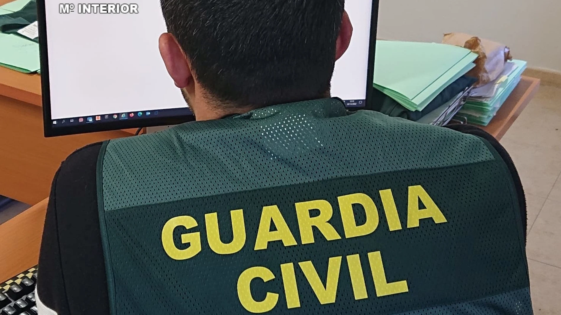 Un guardia civil frente a un ordenador. GUARDIA CIVIL