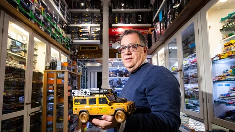 José María Sánchez posa con el Land Rover Defender 109 de Miguel de la Quadra Salcedo
