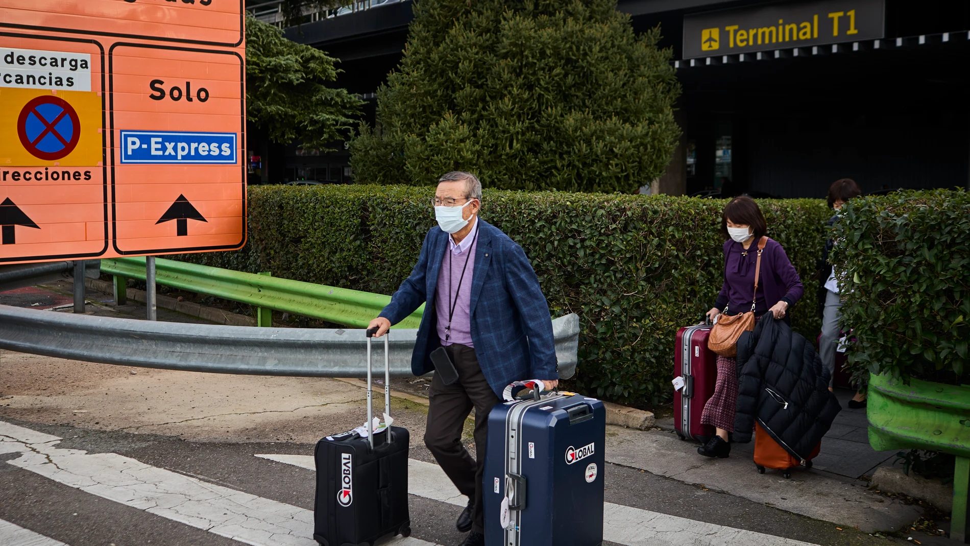 Ciudadanos chinos saliendo de la terminal 4 del Aeropuerto Madrid Barajas ayer, el día que el Gobierno anunció que pedirá a los pasajeros procedentes de China un test negativo de covid para entrar