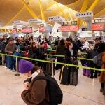 Numerosos viajeros hacen cola ante los mostradores de check-in de las compañías aéreas en el aeropuerto de Madrid Barajas el pasado 30 de diciembre