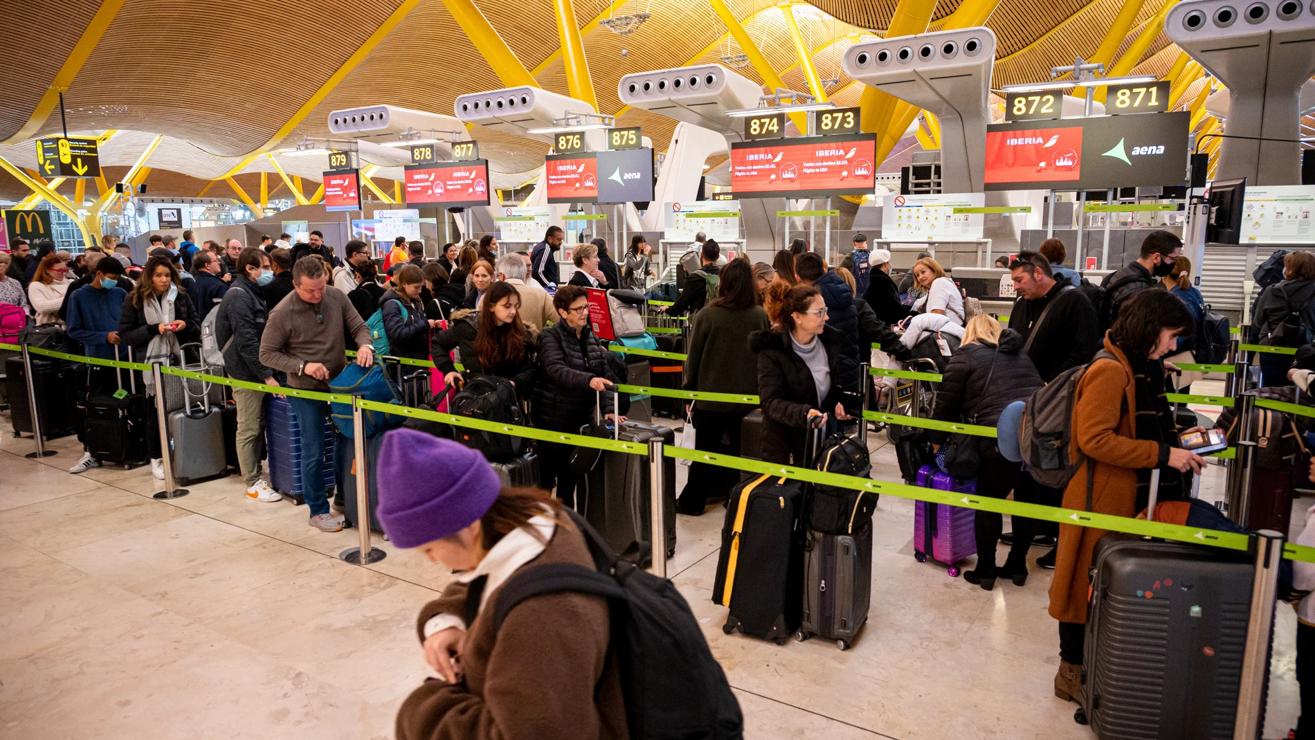 Numerosos viajeros hacen cola ante los mostradores de check-in de las compañías aéreas en el aeropuerto de Madrid Barajas el pasado 30 de diciembre
