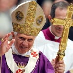 Benedicto en la misa por el papa Juan Pablo Segundo en 2010