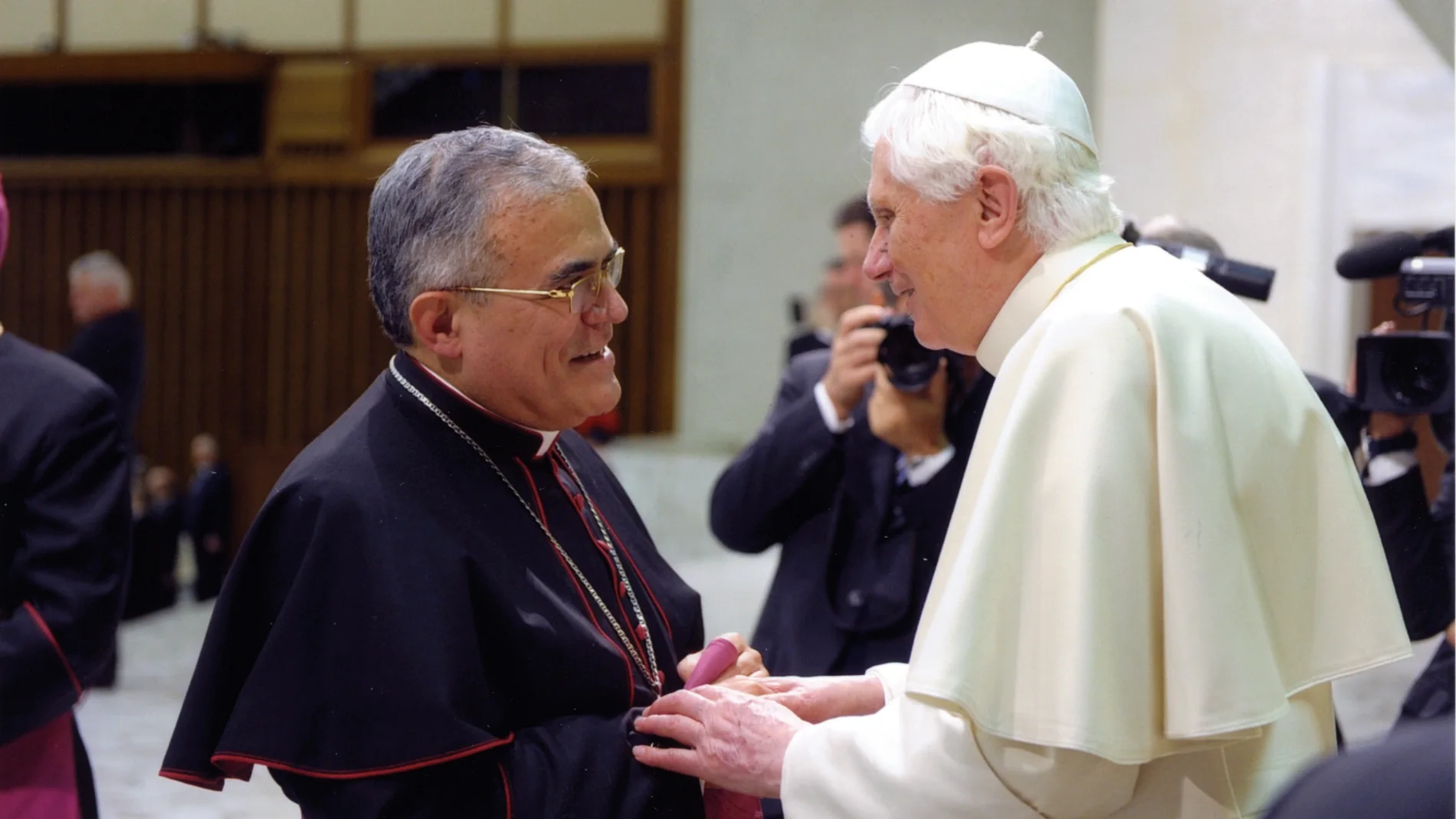 Monseñor Demetrio saluda al Papa Benedicto XVI, en una foto de archivo. DIÓCESIS DE CÓRDOBA