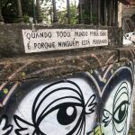 Mural del barrio de Santa Teresa de Río de Janeiro que dice: Cuando todo el mundo piensa igual es que ninguno está pensando