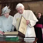El Papa Benedicto con la reina de Inglaterra y el Duque de Edimburgo