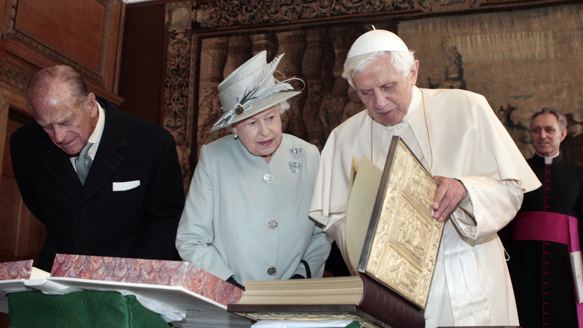 El Papa Benedicto con la reina de Inglaterra y el Duque de Edimburgo