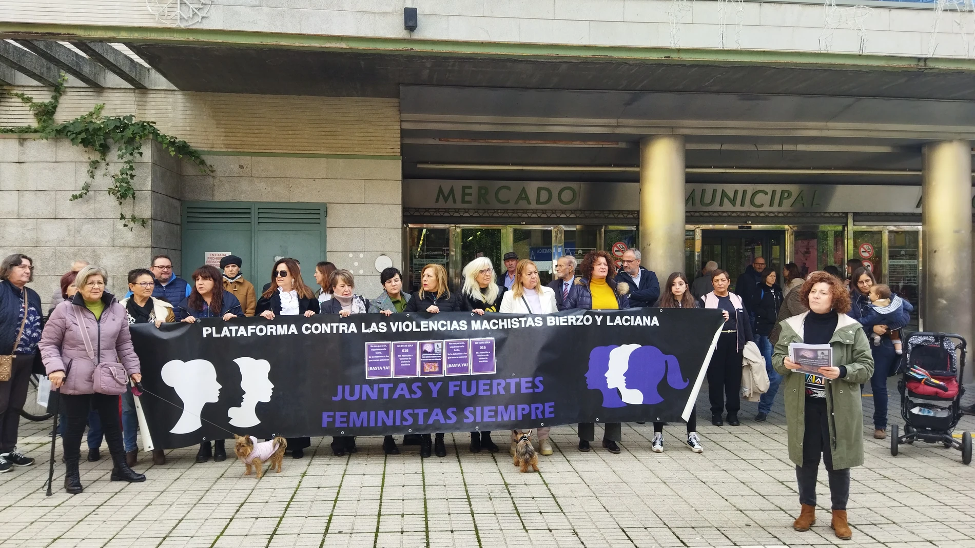 Ponferrada se concentra en un nuevo "Sábado sin sol" en repulsa de los tantos y tantos asesinatos machistas