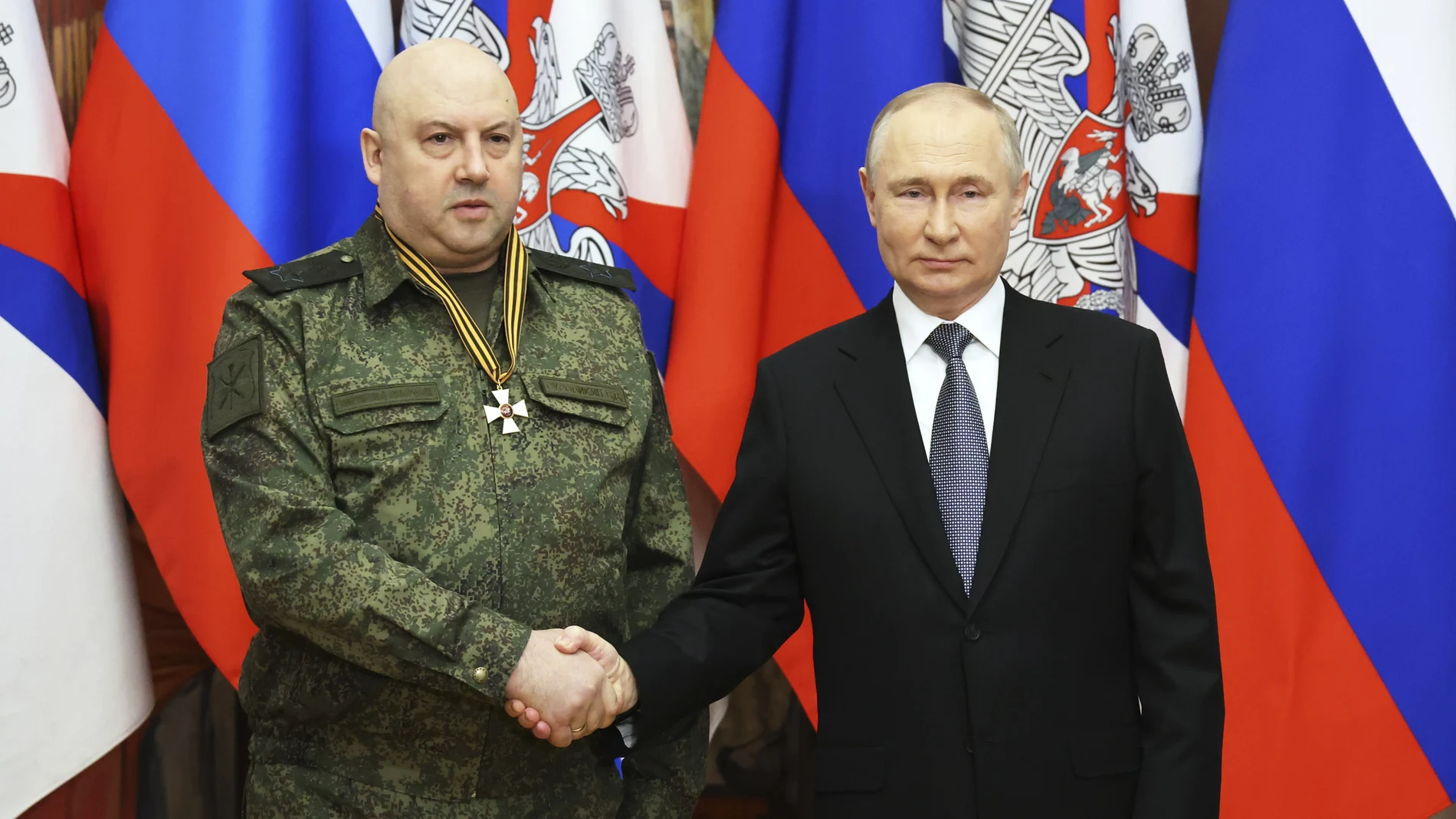 El presidente ruso Vladimir Putin, con el general Sergei Surovikin