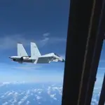 Un avión chino J-11 se acerca a un avión de EEUU en el Mar de China Meridional