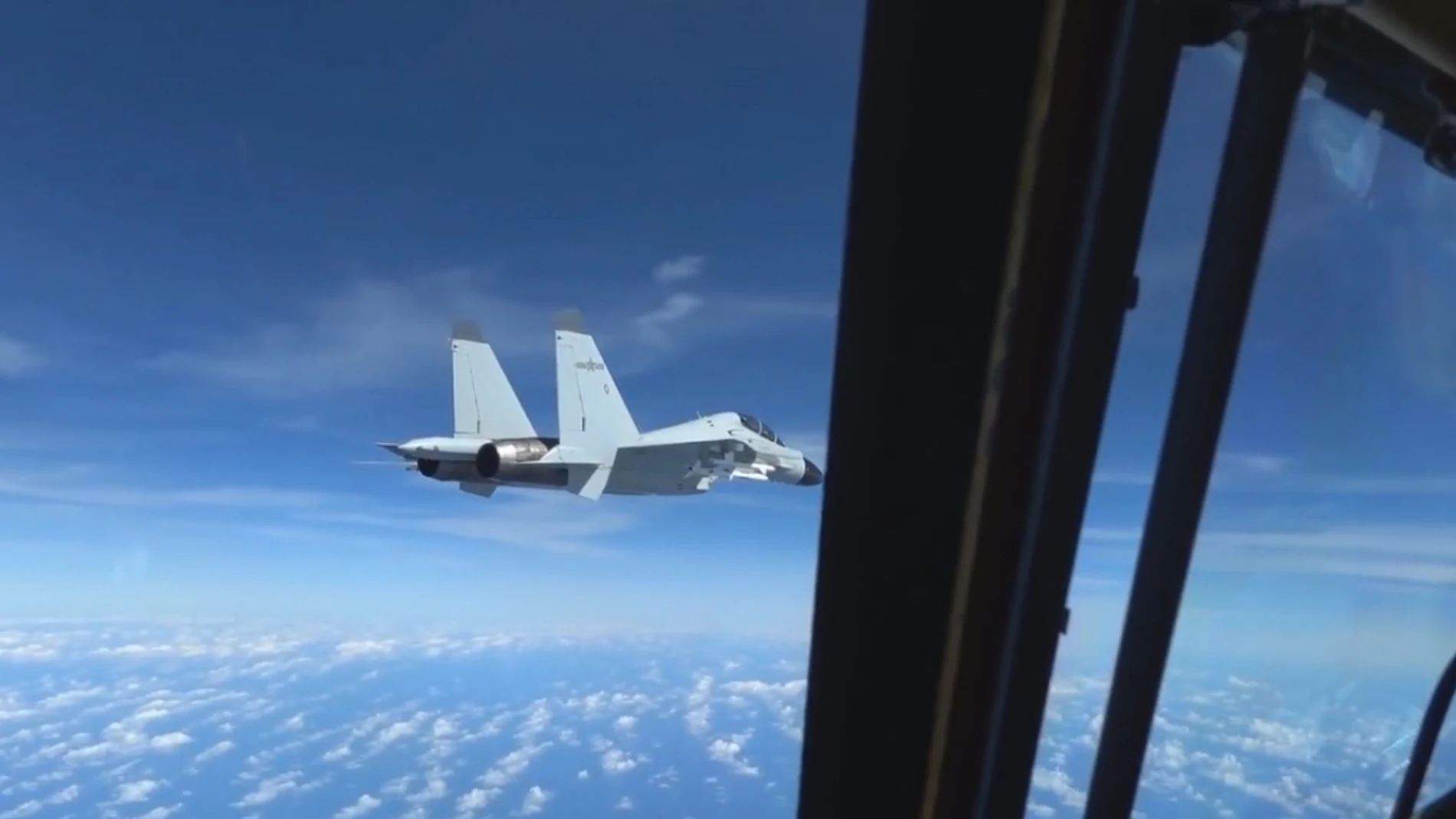 Un avión chino J-11 se acerca a un avión de EEUU en el Mar de China Meridional