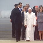 El Papa Benedicto XVI recibido por el entonces príncipe Felipe y Doña Letizia, en su visita a Santiago.30/12/2022