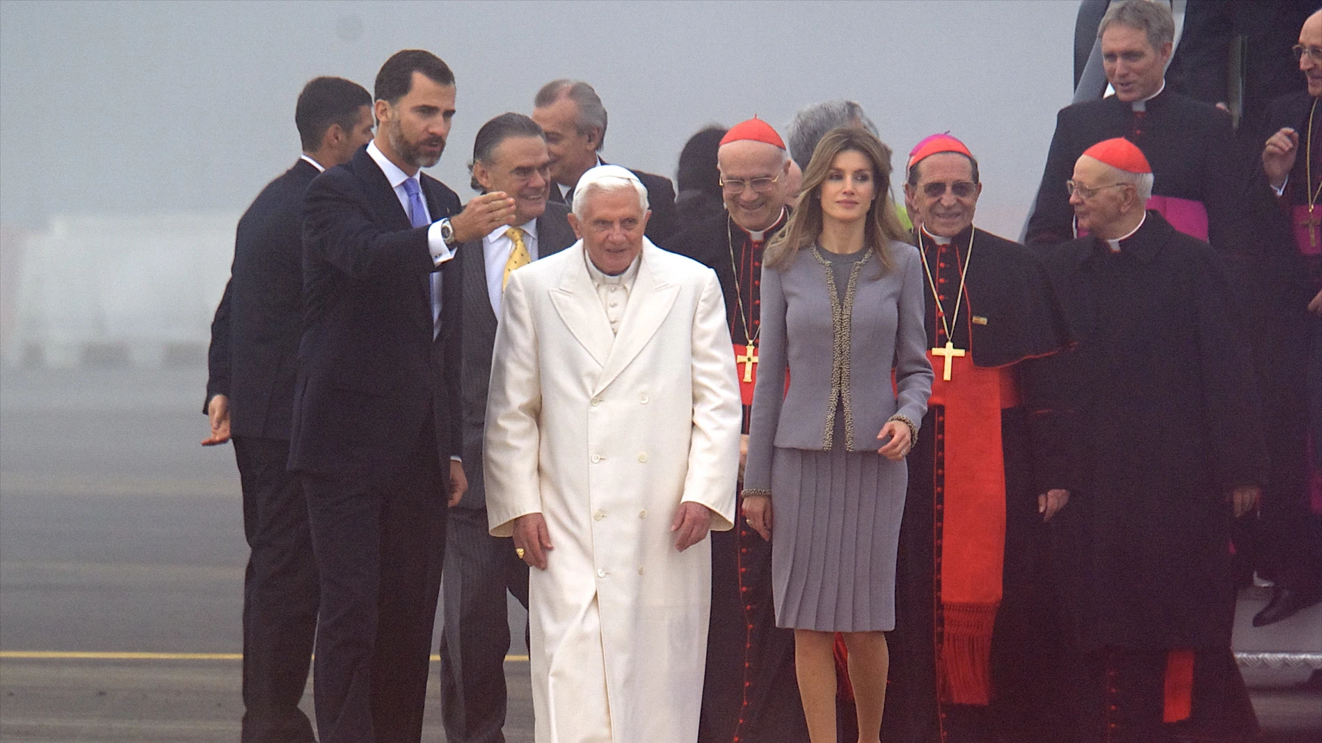 El Papa Benedicto XVI recibido por el entonces príncipe Felipe y Doña Letizia, en su visita a Santiago.30/12/2022