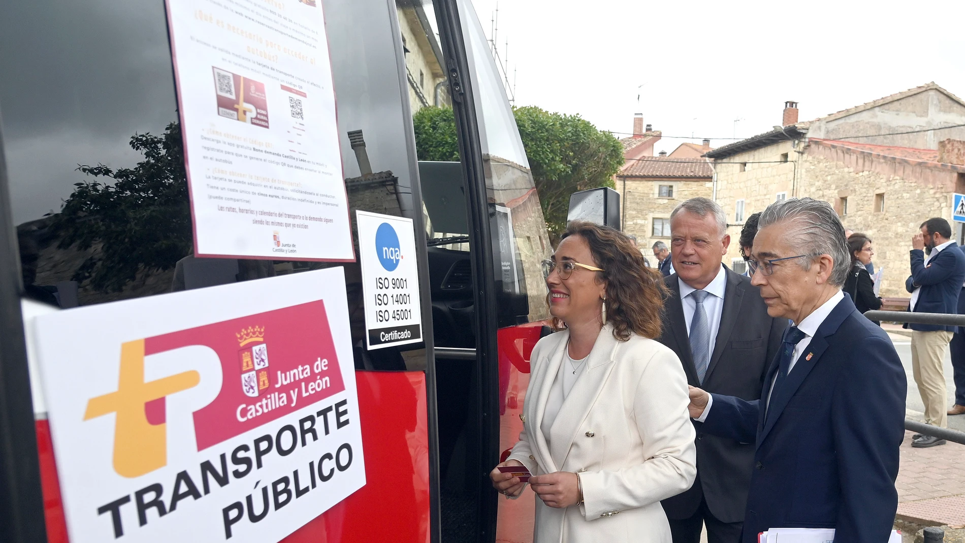 La consejera de Movilidad y Transformación Digital, María González Corral, presenta la implantación del bono rural de transporte a la demanda gratuito en las zonas básicas de salud de Villarcayo, Espinosa de los Monteros, Medina de Pomar, Valle de Mena, Treviño y Burgos Rural Norte