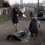 Un hombre junto al cuerpo de su mujer tras un ataque ruso en Kiev