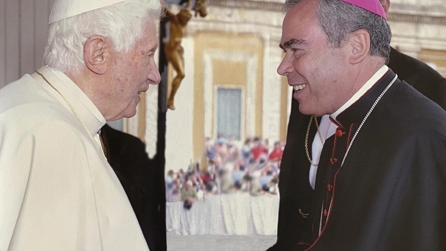 Benedicto XVI y el obispo de Málaga, Jesús Catalá, se saludan en una audiencia en 2012. DIÓCESIS