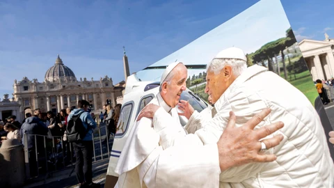 Un cartel que muestra al Papa Francisco (I) con el Papa Emérito Benedicto XVI (D) en la Plaza de San Pedro, Ciudad del Vaticano, 31 de diciembre de 2022.
