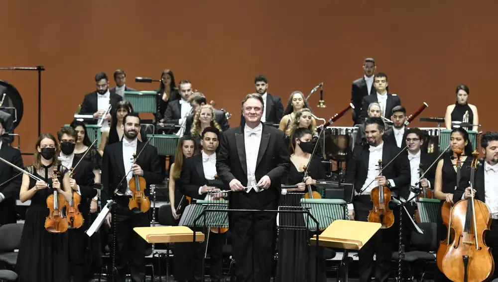 La Orquesta Sinfónica de España ofreció un concierto bajo la dirección de Kynan Johns que acabó con una gran ovación del público