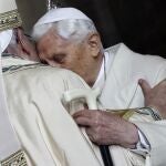 Benedicto XVI abraza al Papa Francisco en la basílica de San Pedro en 2015