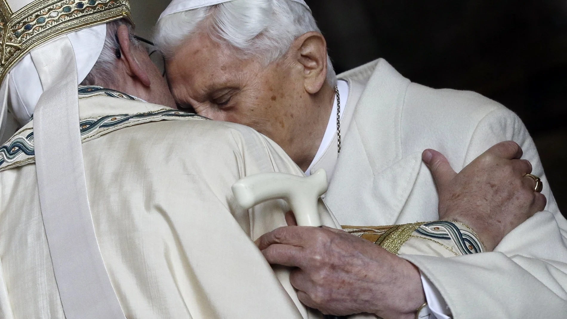 Benedicto XVI abraza al Papa Francisco en la basílica de San Pedro en 2015