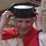 En 2005, Benedicto XVI se puso el tricornio de la Guardia Civil española