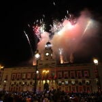 Fuegos artificiales en la Real Casa de Correos tras las Campanadas de Fin de Año 2022, en la Puerta del Sol, a 1 de enero de 2023, en Madrid (España | Fuente: Jesús Hellín / Europa Press