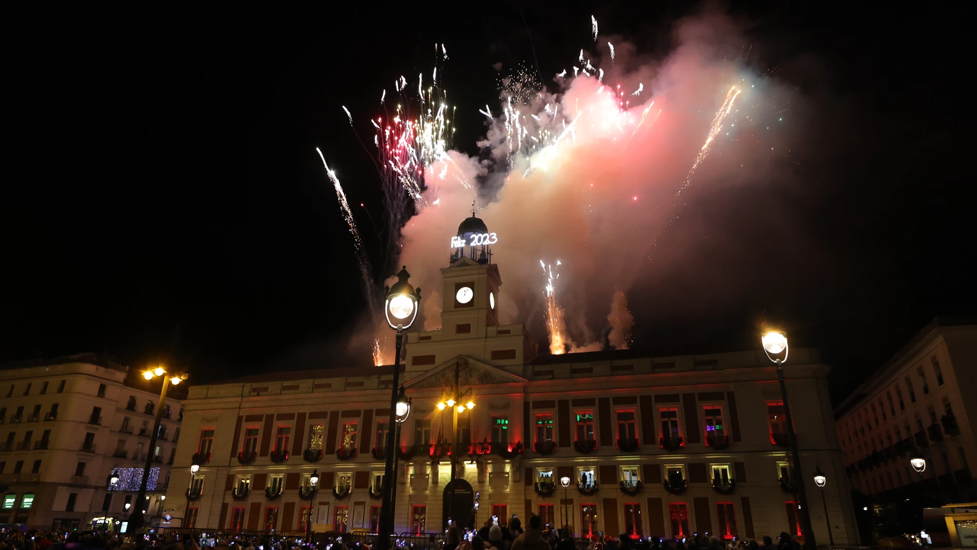 Fuegos artificiales en la Real Casa de Correos tras las Campanadas de Fin de Año 2022, en la Puerta del Sol, a 1 de enero de 2023, en Madrid (España | Fuente: Jesús Hellín / Europa Press