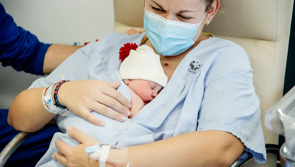 Andrea posa con su hija Iratxe, que ha sido la primera bebé nacida en 2023 en España, en el Hospital Gregorio Marañón, a 1 de enero de 2023, en Madrid