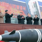 Kim Jong Un en un acto del partido en el que presentó el sistema de artillería formado por un cohete de 600mm