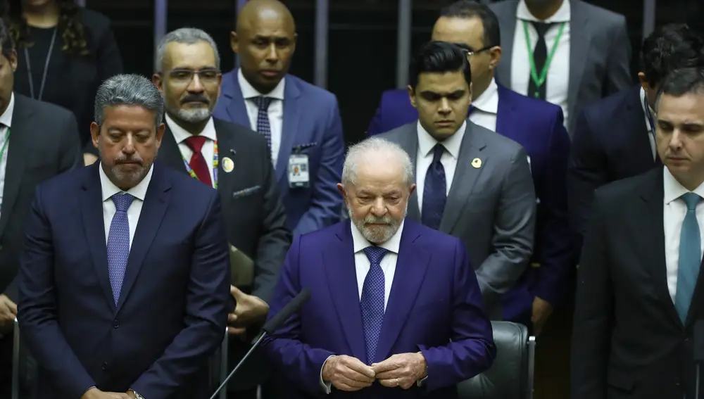El nuevo presidente de Brasil, Luiz Inácio Lula da Silva, habla durante su ceremonia de investidura en el Parlamento
