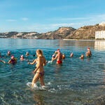 En torno a un centenar de personas de países nórdicos ataviadas con adornos navideños han cumplido en aguas de Almuñécar (Granada) con su tradición de recibir el nuevo año con un baño en agua. EFE/ Alba Feixas