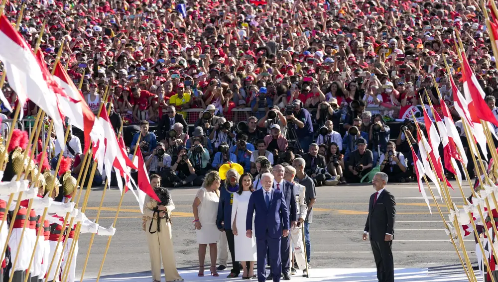 Luiz Inacio Lula da Silva llega la palacio de Planalto rodeado de una multitud