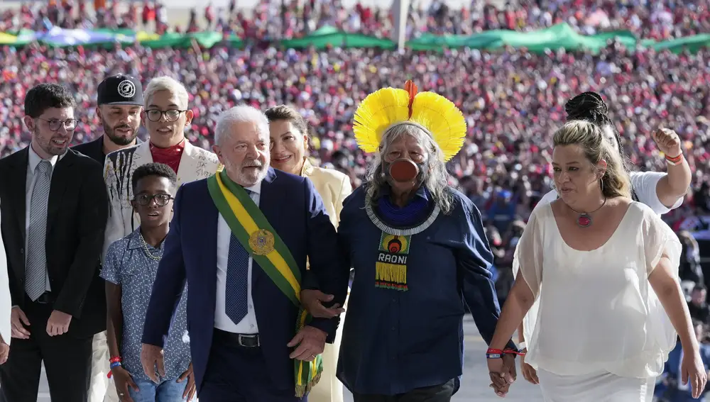 Luiz Inacio Lula da Silva llega al Palacio de Planalto con un grupo que representa a diversos segmentos de la sociedad tras jurar como nuevo presidente en Brasilia