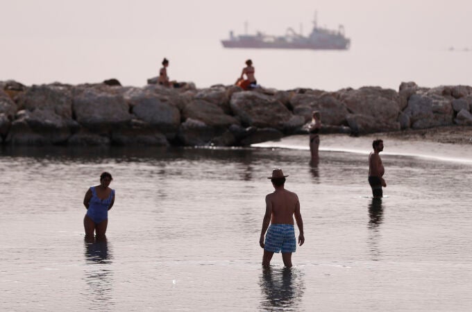 Varias personas en la playa de El Palo. EFE/ Jorge Zapata