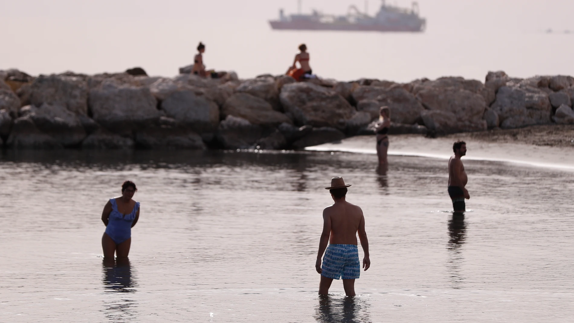 Varias personas en la playa de El Palo. EFE/ Jorge Zapata