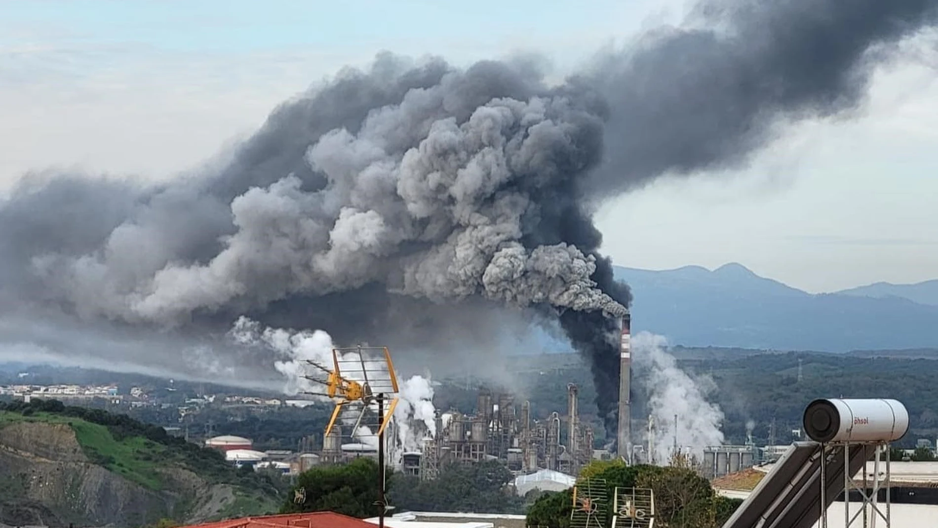 Incendio en un horno de una nave del Polígono Industrial de Guadarranque, en San Roque. AYUNTAMIENTO DE SAN ROQUE