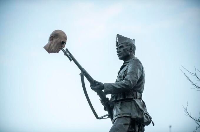 La estatua del legionario, a la que han insertado la cabeza de Franco