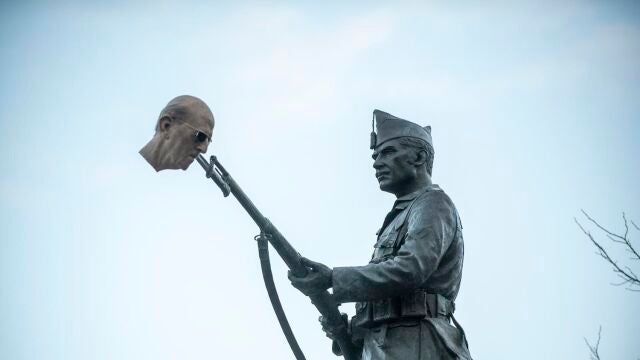La estatua del legionario, a la que han insertado la cabeza de Franco