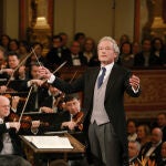 El maestro Franz Welser-Möst dirige la Filarmónica de Viena con su tradicional Concierto de Año Nuevo en la Sala Dorada de la "Wiener Musikverein".
