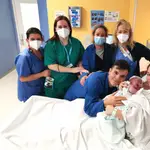 El pequeño Aarón, que pesó 4,200 kilos y midió 53 centímetros, posa en brazos de su madre Érika, en el Hospital Materno Infantil del Regional de Málaga tras nacer a las 00:01 horas. EFE/Junta de Andalucía