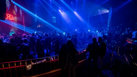 Ambiente durante una fiesta de Nochevieja sin restricciones tras la pandemia
