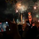 Cientos de personas ha recibido el año nuevo en la plaza del Ayuntamiento de València, en la primera Nochevieja sin restricciones tras la pandemia.