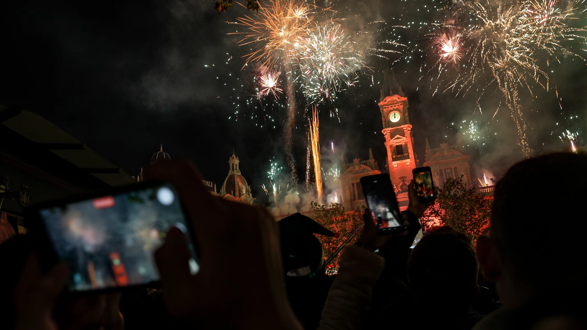 Cientos de personas ha recibido el año nuevo en la plaza del Ayuntamiento de València, en la primera Nochevieja sin restricciones tras la pandemia.