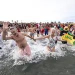 La colonia de ciudadanos ingleses que vive en la localidad alicantina de Jávea ha celebrado, en la playa del Arenal, su tradicional baño del 1 de enero. El baño tiene un fin benéfico destinando su recaudación a la Cruz Roja.