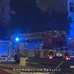 Actuación de los Bomberos en Luis de Morales ante un posible incendio que resultó ser "uso excesivo de incienso cofrade". EMERGENCIAS SEVILLA