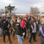 Varios asistentes este lunes en el recinto donde se celebra la fiesta rave ilegal de La Peza (Granada)