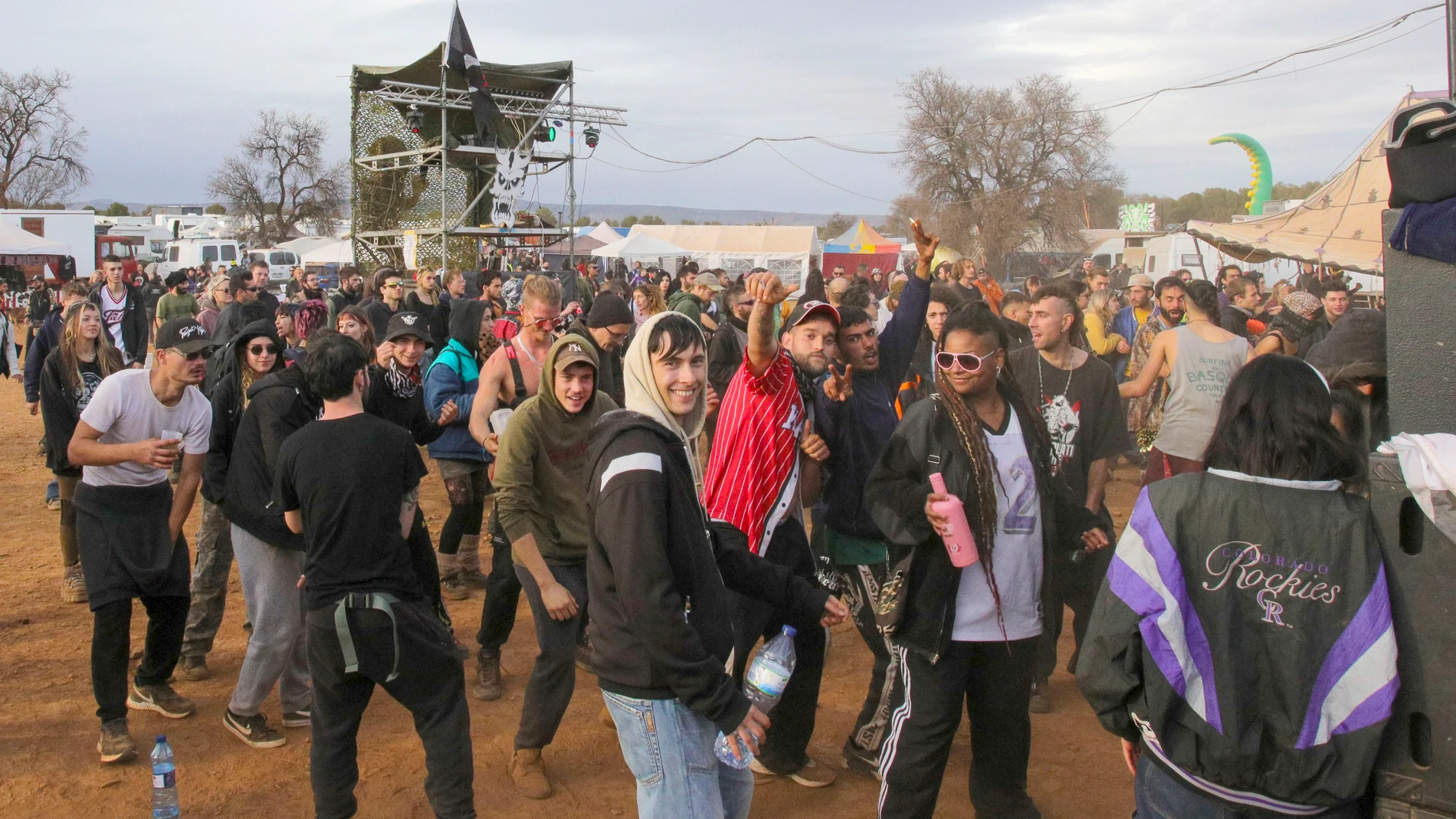 Varios asistentes este lunes en el recinto donde se celebra la fiesta rave ilegal de La Peza (Granada)